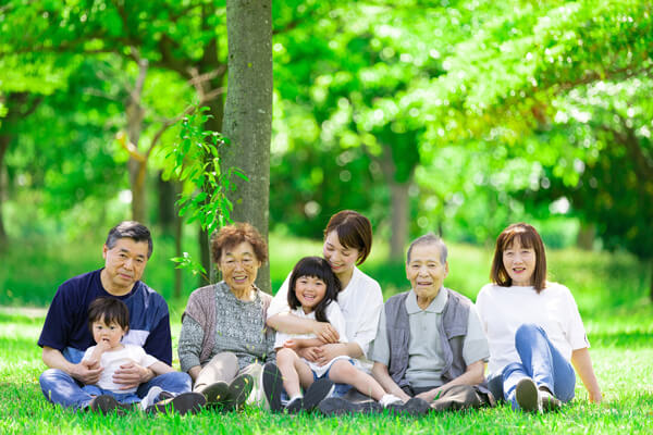 家族で公園でくつろいでいる画像