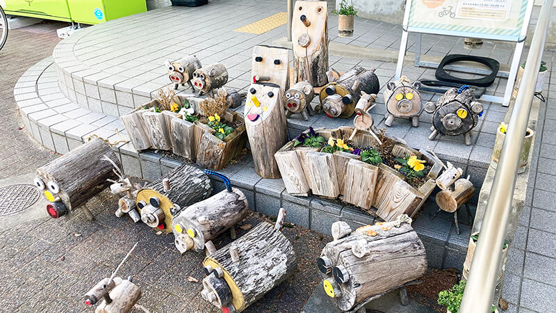 管理棟階段前の木製オブジェクト
