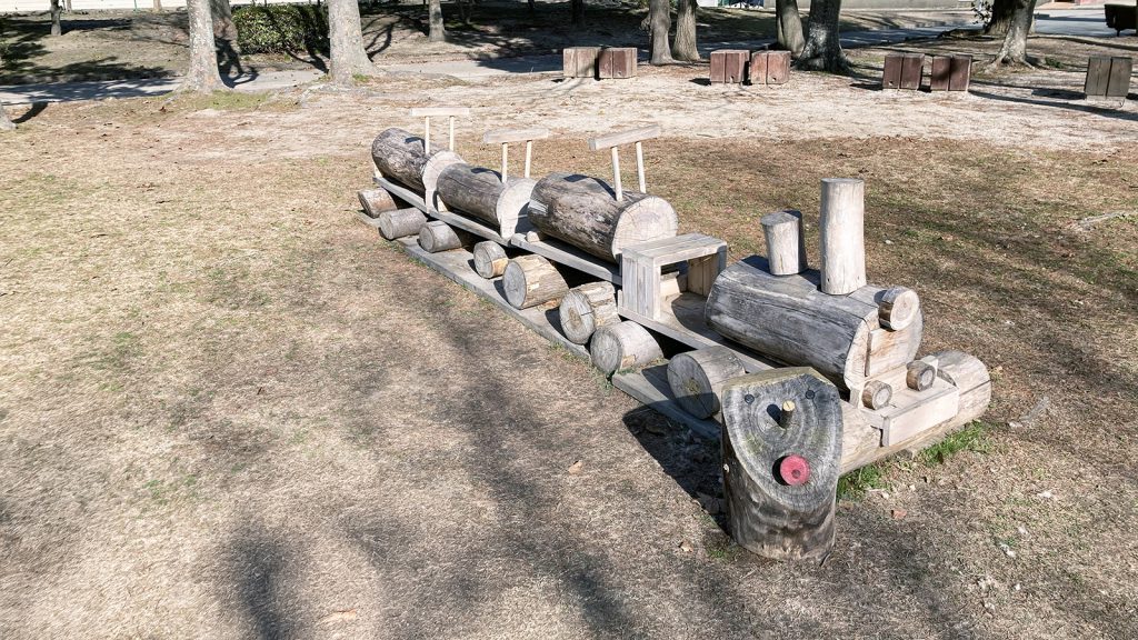 西部運動公園のビオトープエリアの木製汽車アート