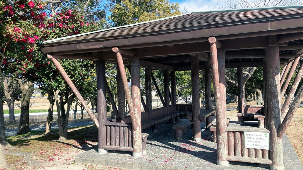 西部運動の芝生広場の木製の休憩所