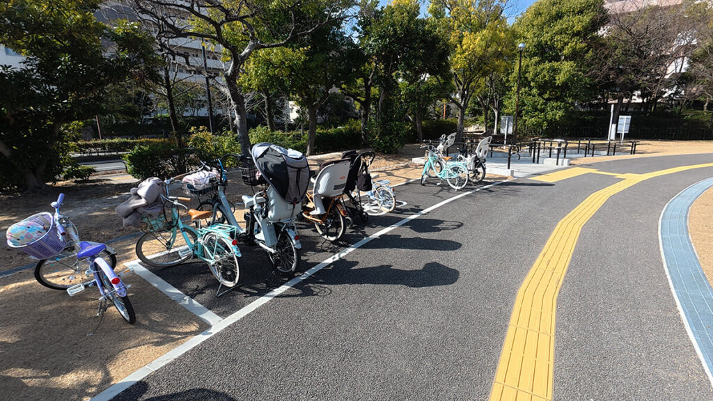 百道中央公園のよかトピア通り側出入口付近にある自転車駐輪場