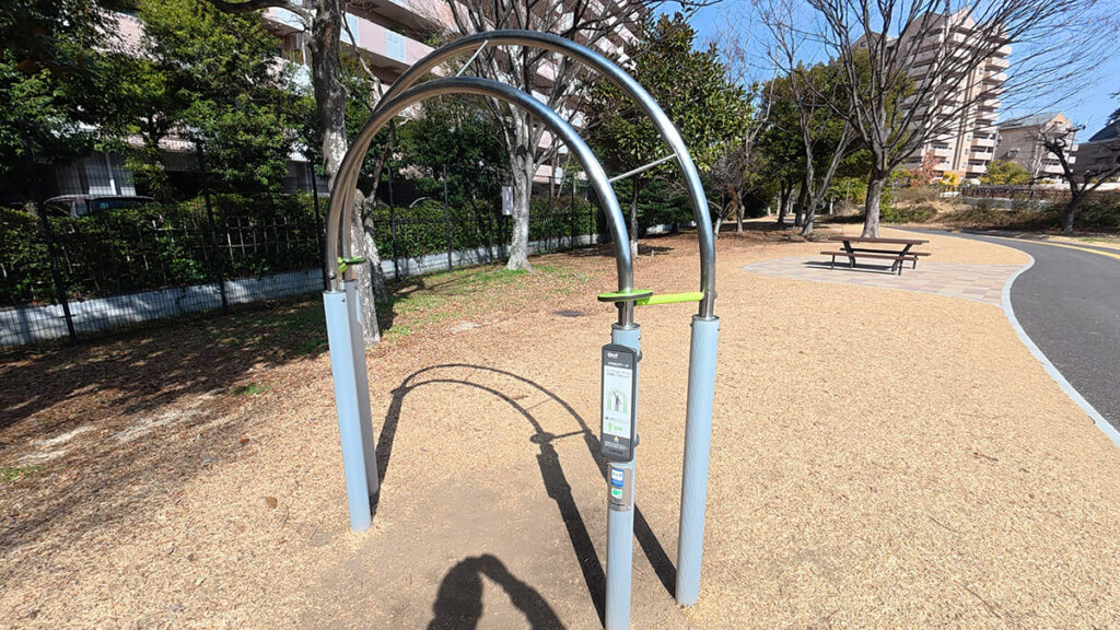 百道中央公園にあるぶら下がって全身を伸ばせる垂直の健康遊具