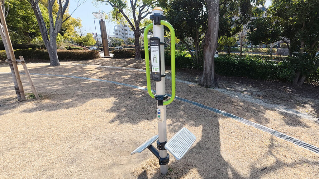 百道中央公園の脚の疲れをほぐすふくらはぎストレッチ台