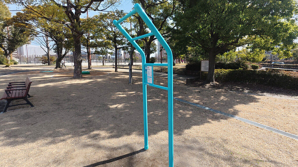 百道中央公園の背筋を伸ばしてストレッチができるアーチ型健康器具