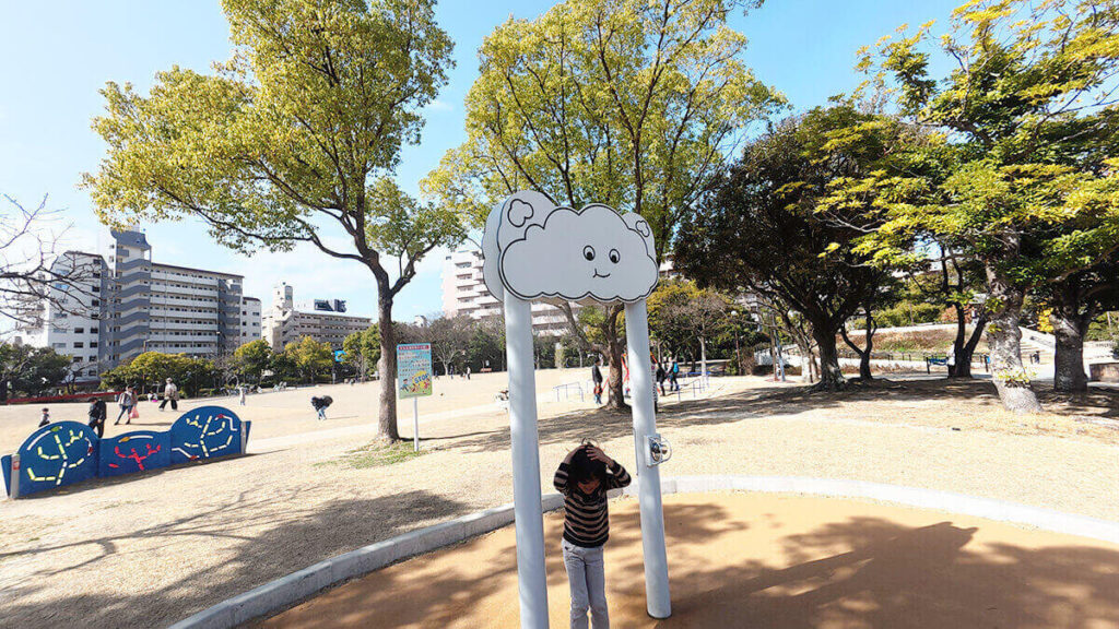 百道中央公園の雲の形をした可愛らしいミストシャワー設備