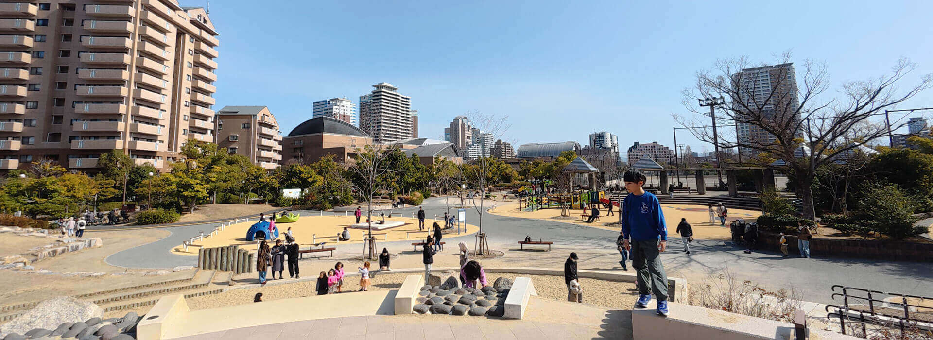 百道中央公園の遊具広場の風景