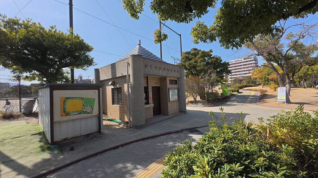 早良区にある百道中央公園の管理棟と園内MAPの案内板