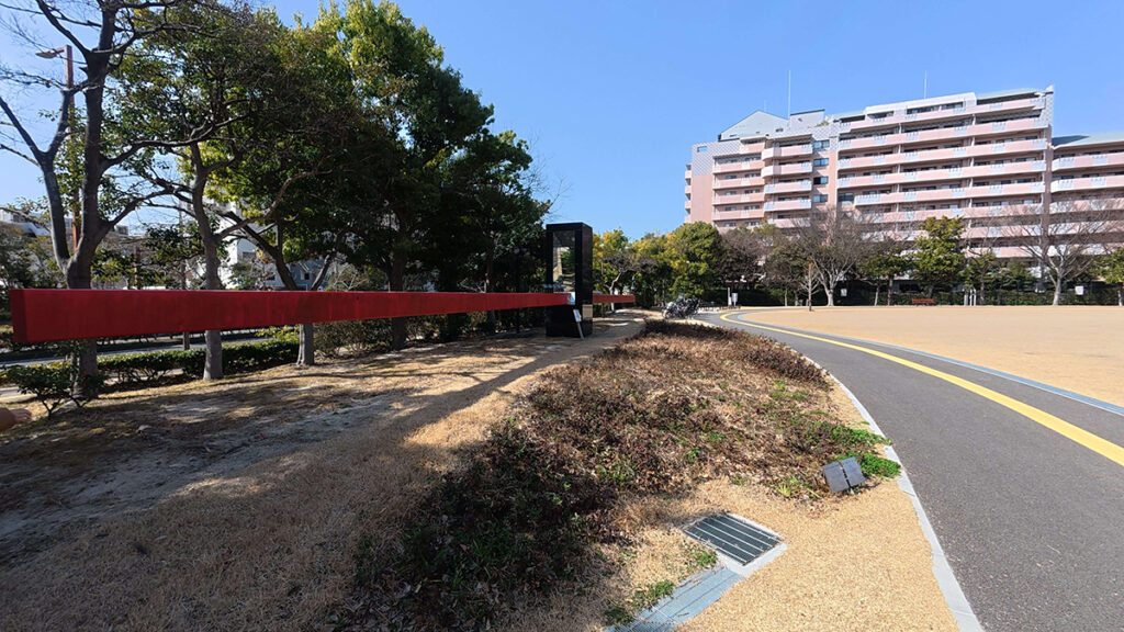 芝生広場オブジェクト前のジョギング&ウォーキングコース