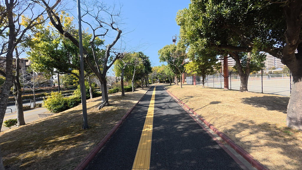 よかトピア通り側のジョギング&ウォーキングコース