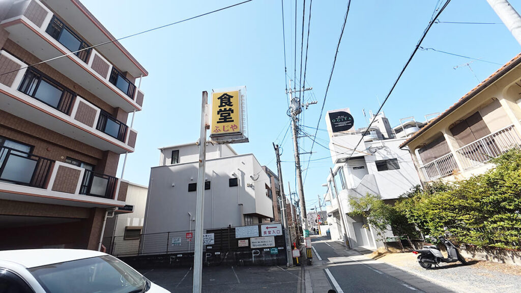 リーズナブルで学生や付近の住民にも人気のふじや食堂