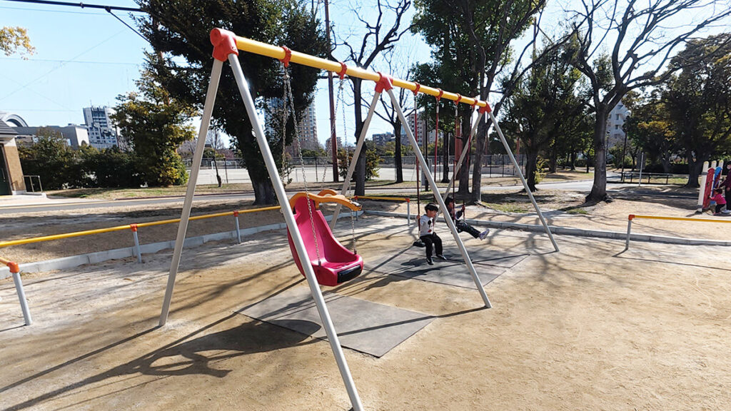 百道中央公園の乳幼児向けバケット型（ロック式）ブランコ