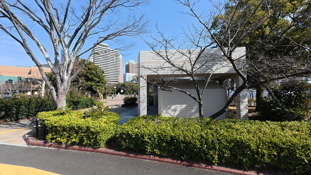 百道中央公園の東側トイレ、福岡市博物館側