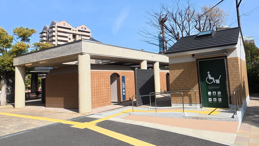 休憩場横のトイレ、個室バリアフリートイレ