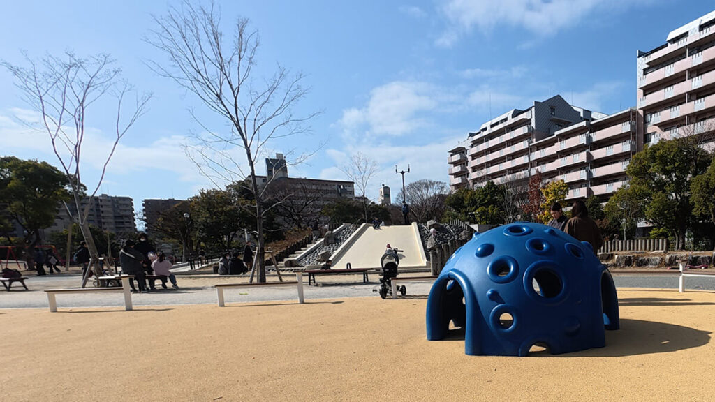 百道中央公園の青いドーム型遊具と幅広の滑り台