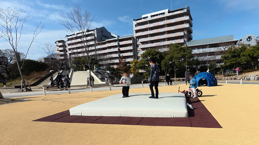 百道中央公園にあるトランポリンのように弾む白い安全マット遊具