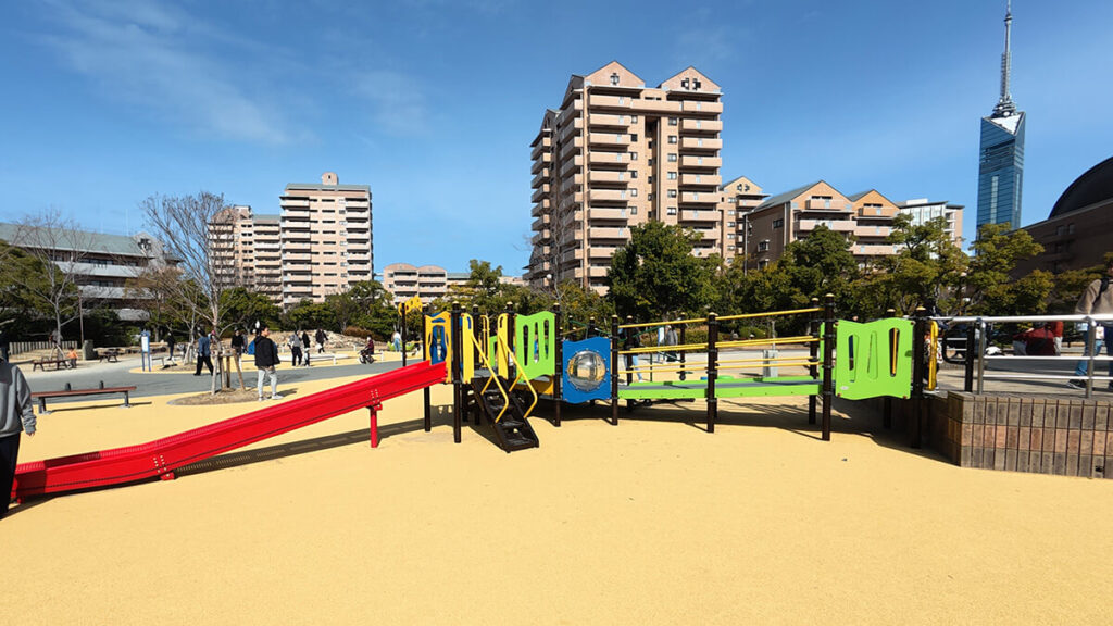 福岡タワーを望む百道中央公園のカラフルな大型コンビネーション遊具