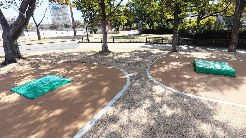 百道中央公園にあるジャンプ運動に適したエメラルドグリーンの安全マット
