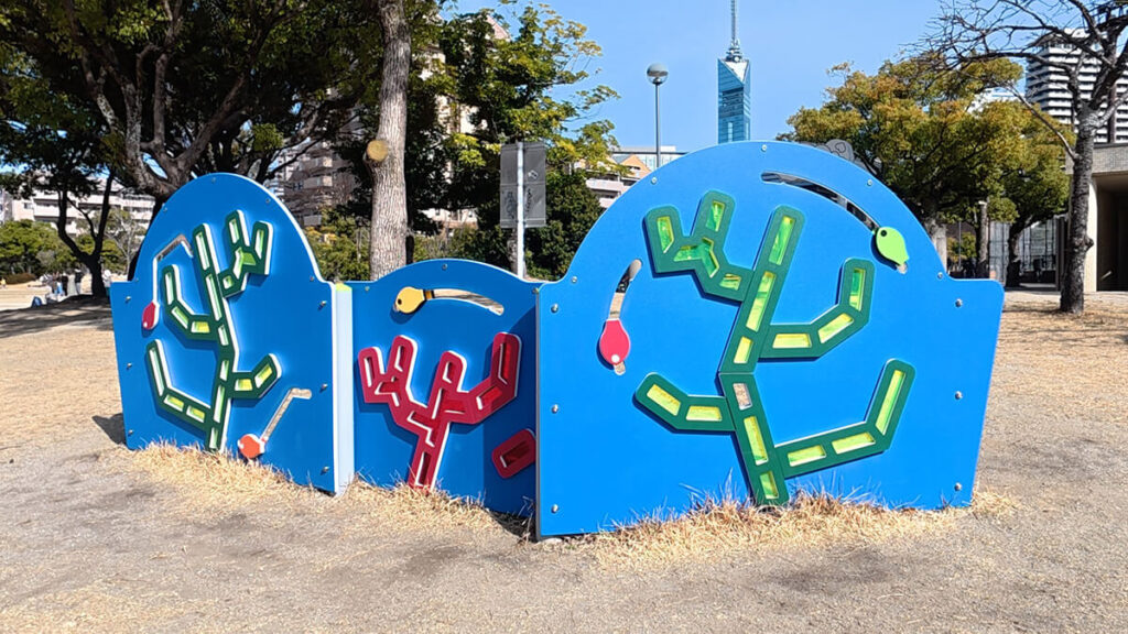 百道中央公園にある植物の形をしたカラフルなインクルーシブ遊具