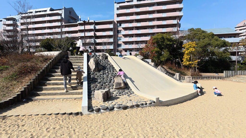 百道中央公園の石の階段と白い巨大ワイド滑り台