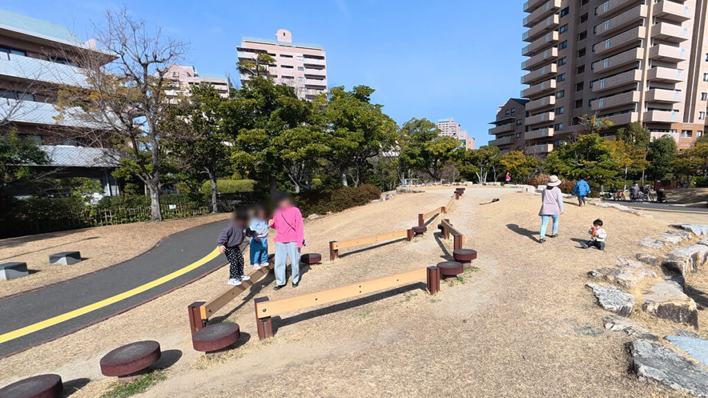 百道中央公園の幼児でも挑戦しやすい低い平均台と丸太のステップ