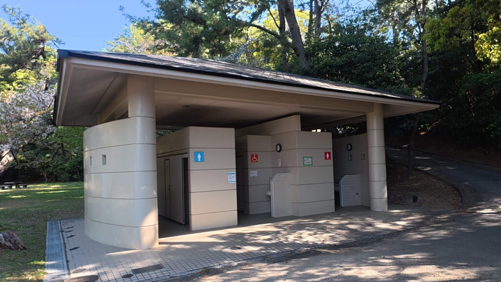 バーベキュー広場横のトイレ