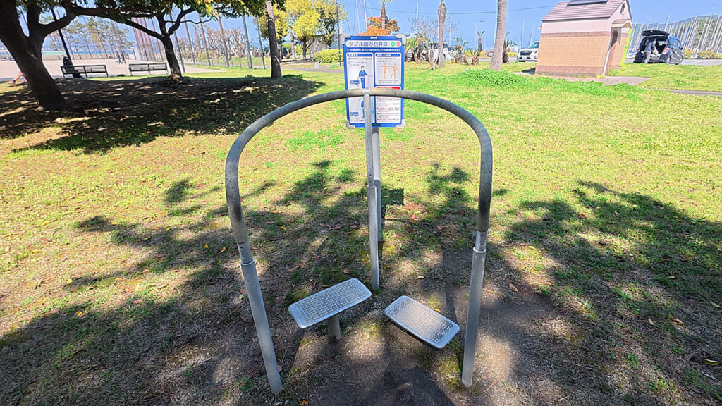 小戸公園の健康遊具：足腰の筋力を維持するダブル踏み台昇降
