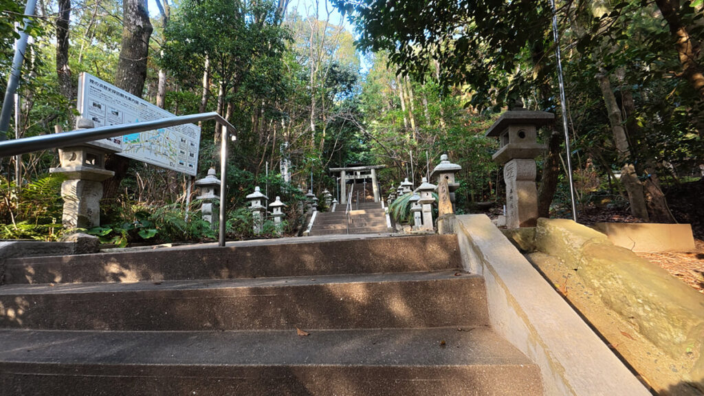 小戸大神宮の石段と鳥居へ続く参道