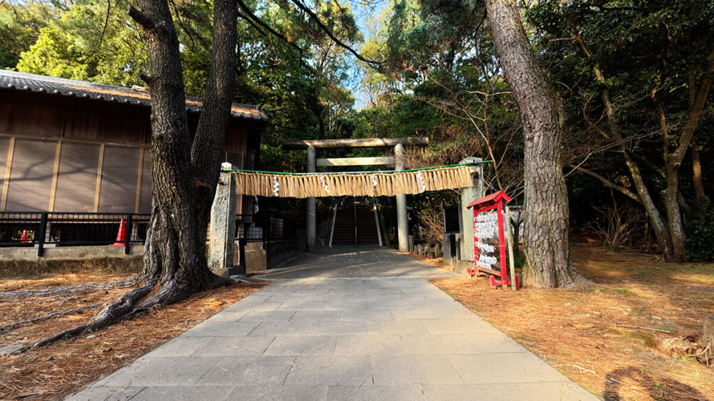 小戸大神宮の入口にある鳥居と参道