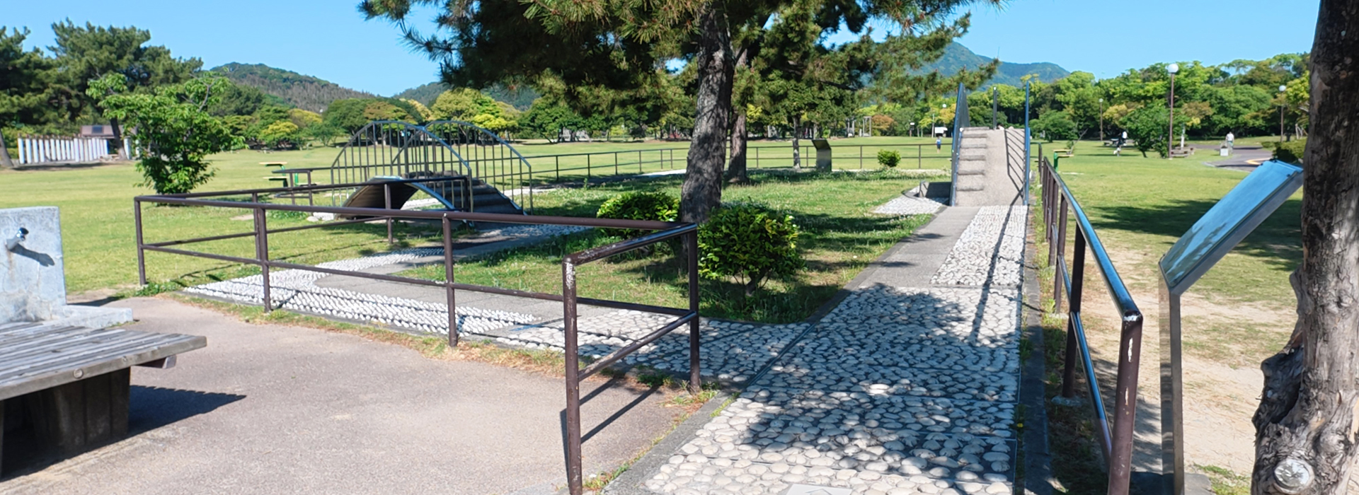 今津運動公園の名物「リフレッシュロード」。様々な石が敷き詰められた70m続く健康歩道。