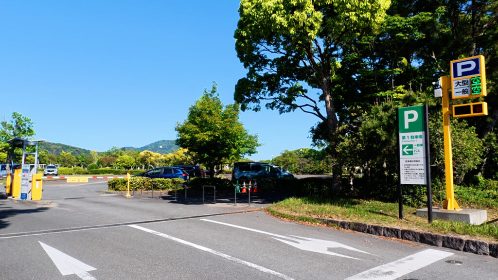 今津運動公園の第1駐車場入口。遊具広場やジョギング利用に便利