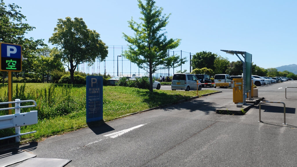 今津運動公園の第4駐車場入口。球技場の近くにあり、週末の大会時に重宝する駐車場。
