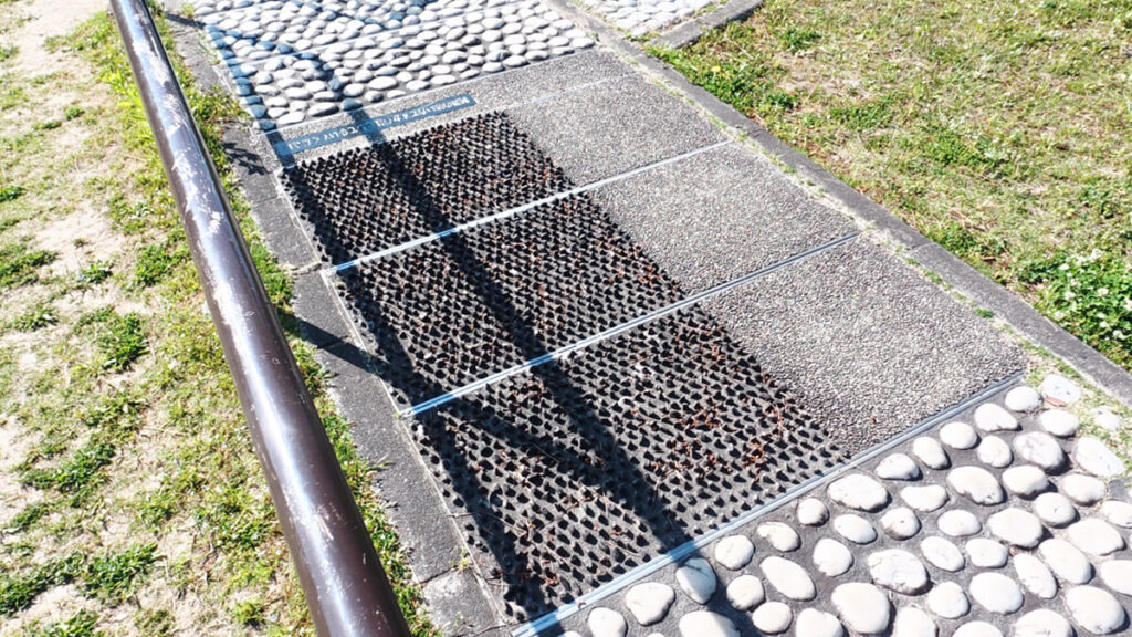 今津運動公園のリフレッシュロード。路面の一角に敷かれた、黒くて細かく尖ったプラスチック製の突起が密集する非常に刺激の強いエリア。