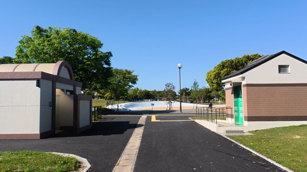 今津運動公園のちびっこ広場と自由広場の間にある公衆トイレ。左側に幼児用の小さなトイレ棟、右側に多目的トイレ棟が並んでいる。