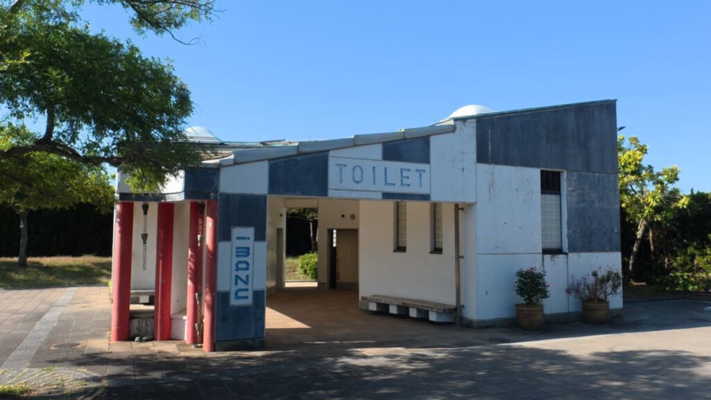 今津運動公園のテニスコート北側（第1駐車場側）にある公衆トイレ。「TOILET」の文字や「imazu」のロゴがあしらわれたお洒落な外観。