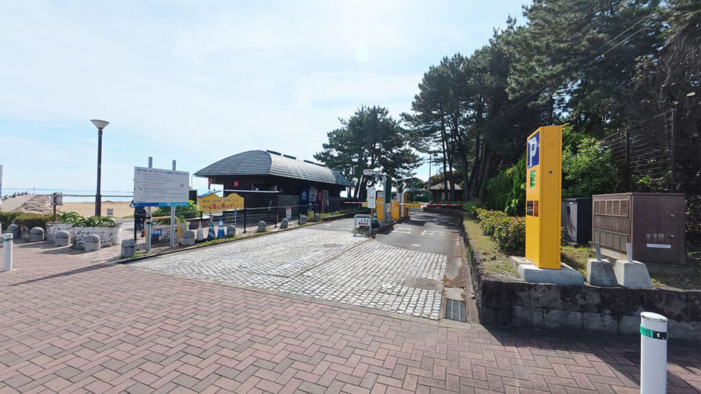 愛宕浜中央公園近くの東側駐車場にある車両入口と料金ゲート
