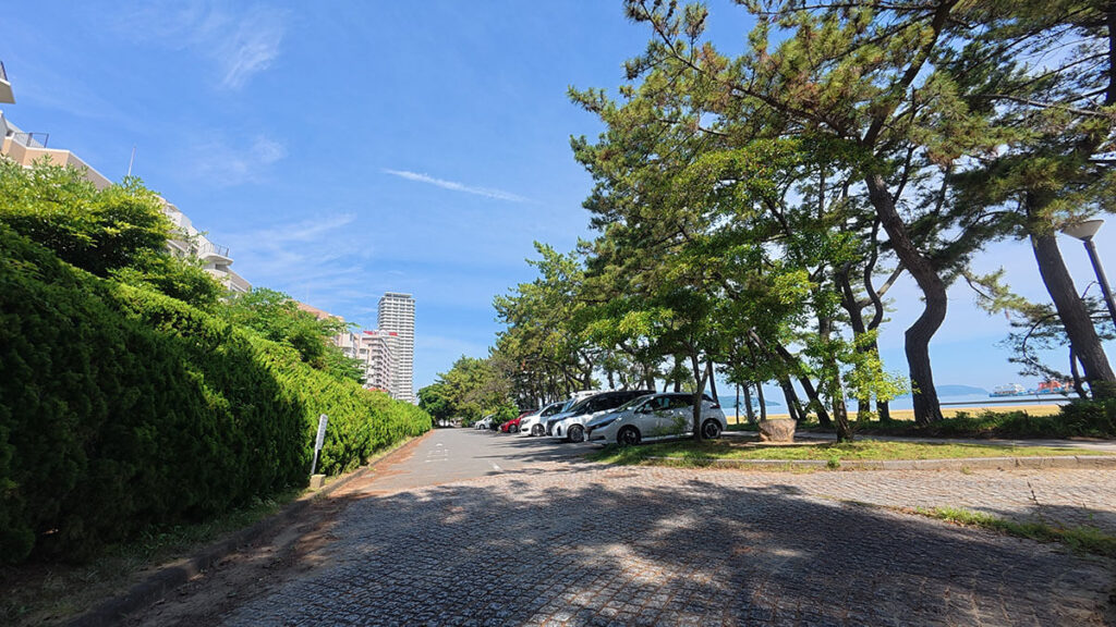愛宕浜中央公園近くの東側駐車場内を通る車道と駐車区画