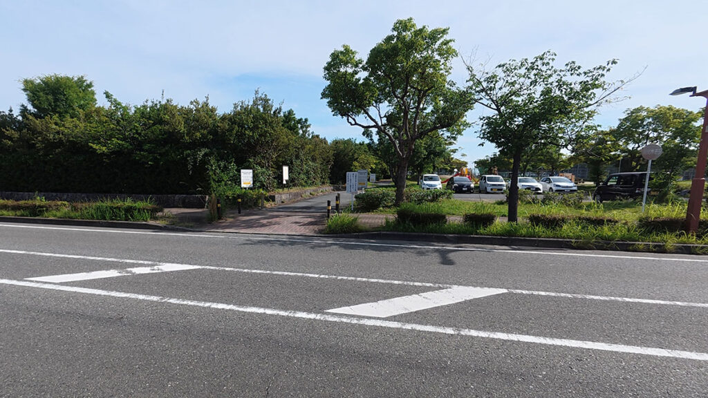 愛宕浜中央公園の道路沿いにある無料駐車場入口