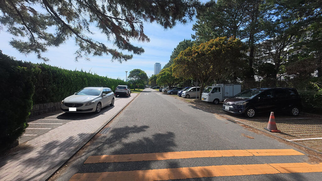 愛宕浜中央公園近くの海沿いにある東側駐車場の駐車区画