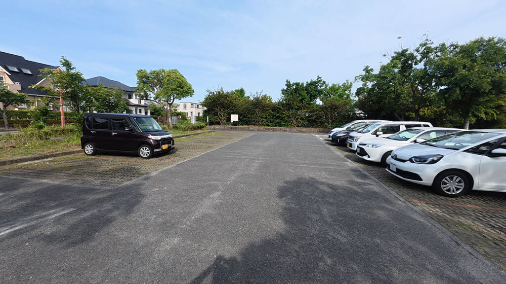 愛宕浜中央公園の無料駐車場に並ぶ駐車区画
