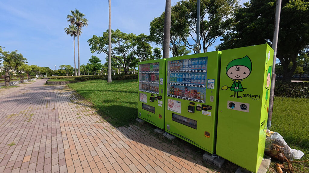 愛宕浜中央公園の園路沿いに設置された自動販売機