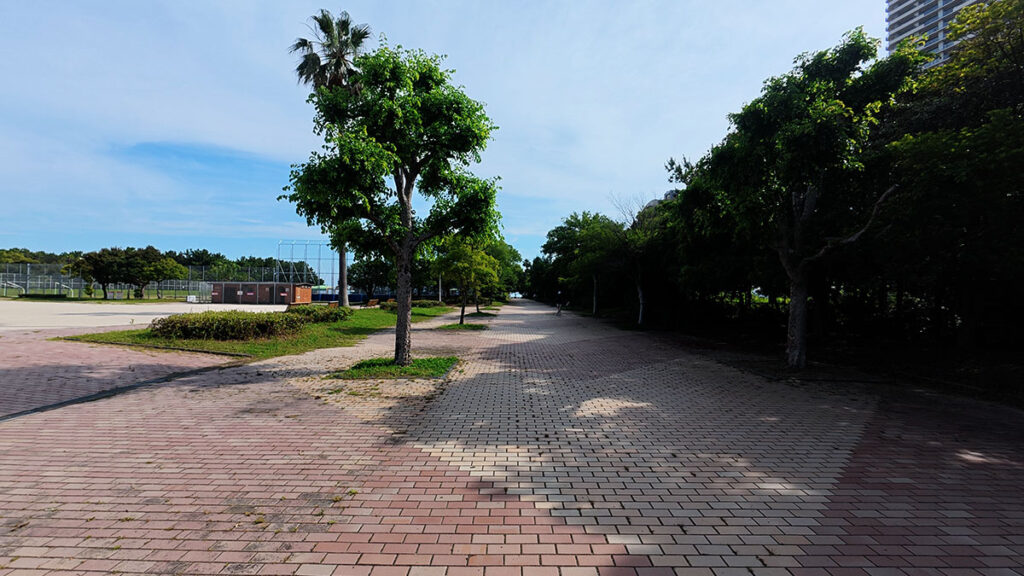 愛宕浜中央公園のグラウンド横にあるレンガ舗装の園路