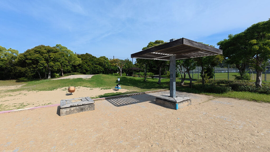 愛宕浜中央公園の砂地にある屋根付き休憩スペース