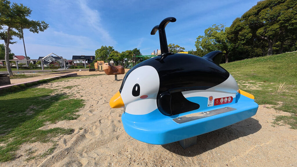 愛宕浜中央公園の砂地に設置されたペンギン型遊具