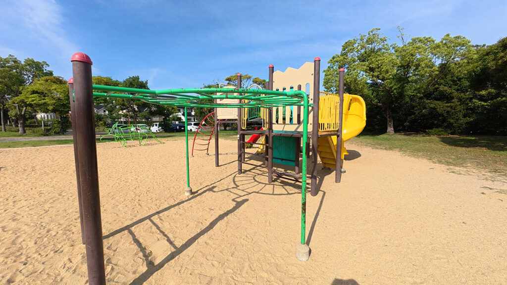 愛宕浜中央公園のうんていとすべり台がある複合遊具