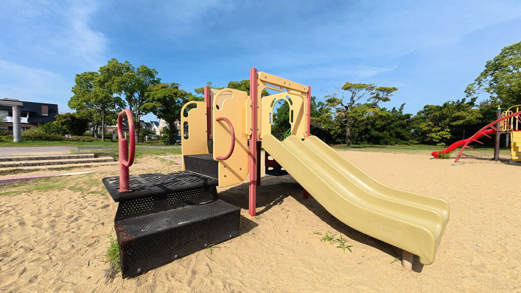 愛宕浜中央公園の砂地にある低い幼児向けすべり台