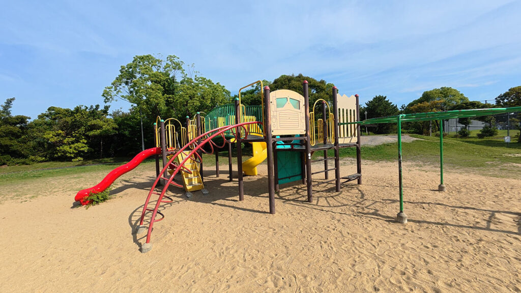 愛宕浜中央公園の登り遊具とすべり台がある複合遊具