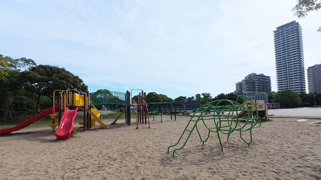 愛宕浜中央公園の複合遊具と緑色のジャングルジム