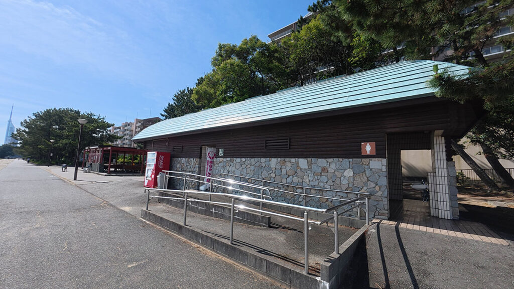 マリナタウン海浜公園の海沿いにある公衆トイレ