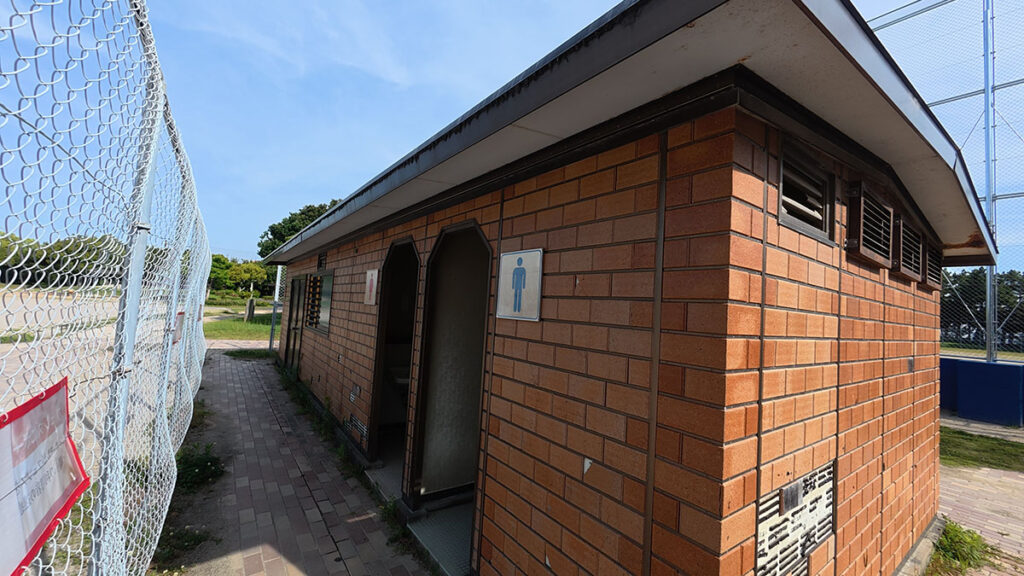 愛宕浜中央公園のグラウンド横にある男子トイレ
