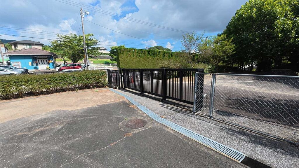 花畑園芸公園の西駐車場に設置された、訪問時に閉じられていた入口ゲート